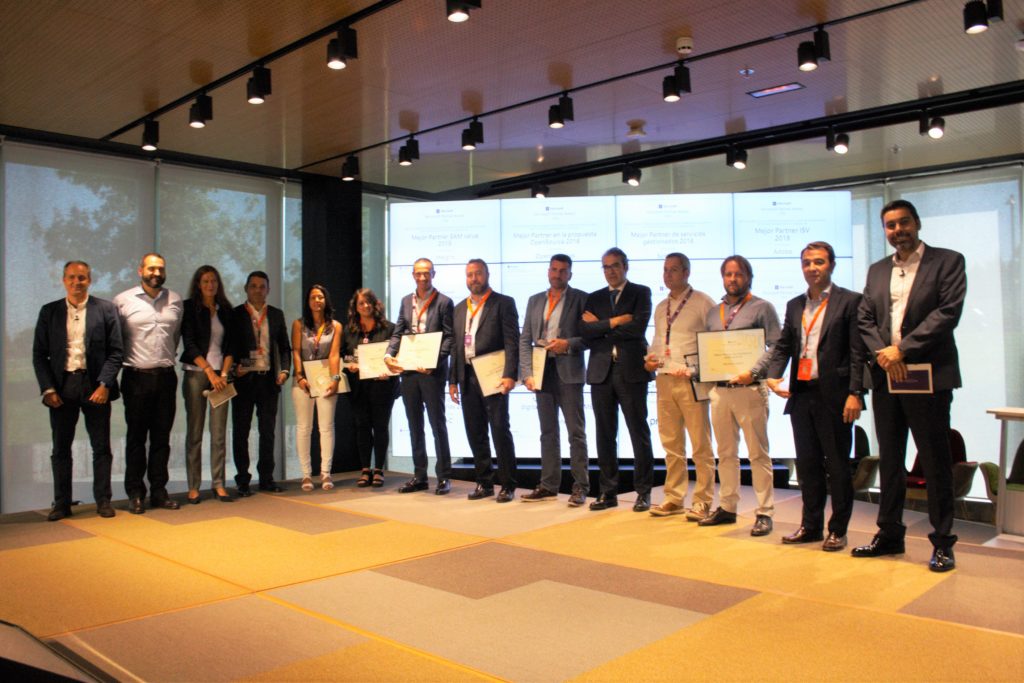 Microsoft nos premia como Mejor Partner en Soluciones con Impacto Social 2 Foto grupal premiados ENCAMINA mICROSOFT