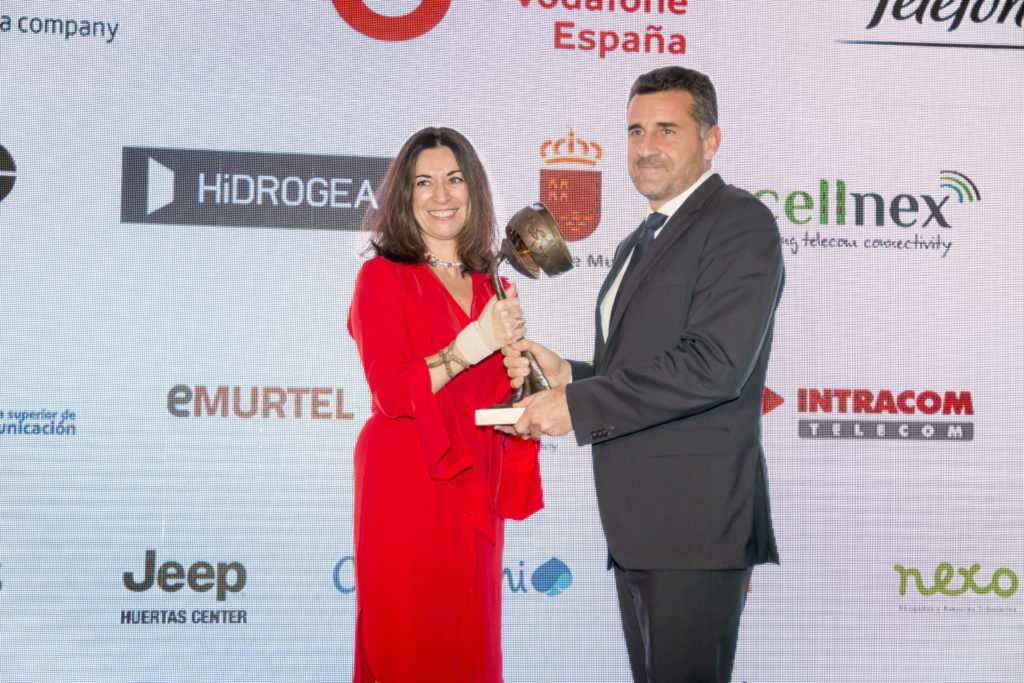 Recibimos el Premio de la XVIII Noche de las Telecomunicaciones de la Región de Murcia 1 Hugo de Juan, CEO de ENCAMINA, recoge el Premio durante la XVIII Noche de las Telecomunicaciones de la Región de Murcia