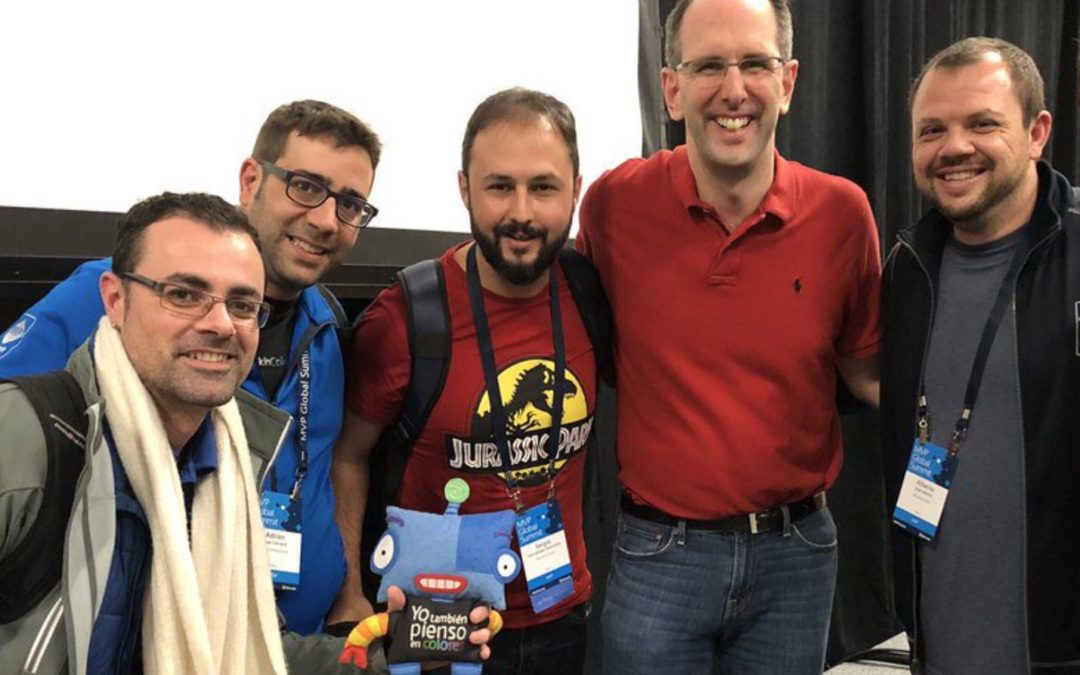 Santy, Adrián, Sergio y Alberto junto a Scott Guthrie, Executive Vice President Microsoft Cloud (de rojo, como siempre), durante la edición del MVP SUMMIT 2019